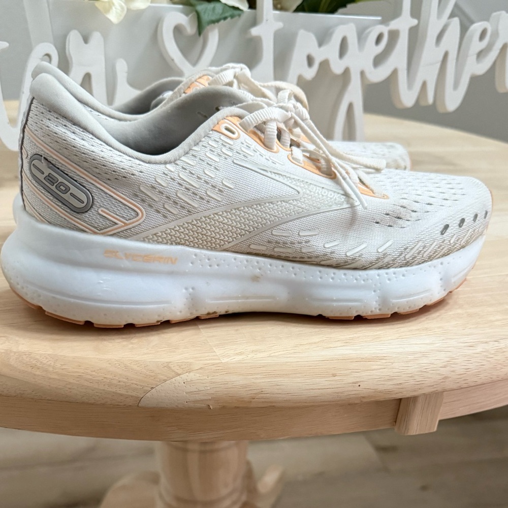 Brook’s Glycerin 20
Women’s running shoes
White size 9